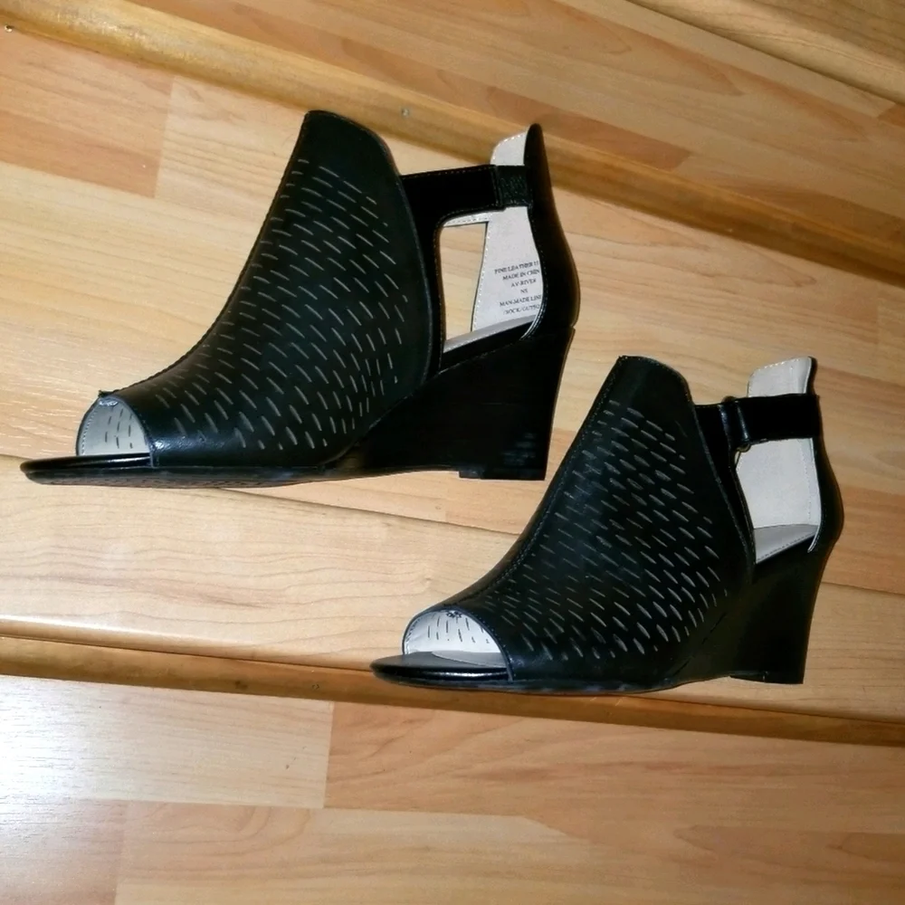 Adrianne Vittadini Wedges Heels Comfort booties